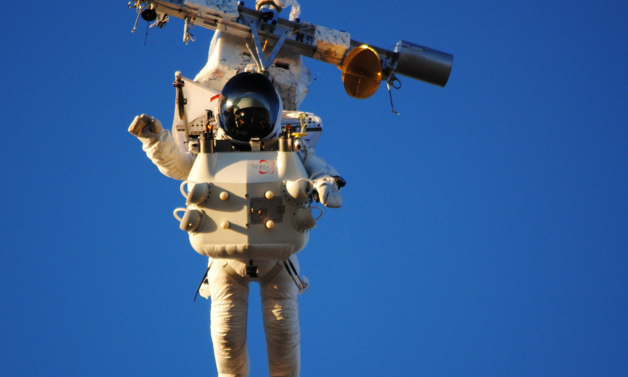 Alan Eustace makes skydive from space