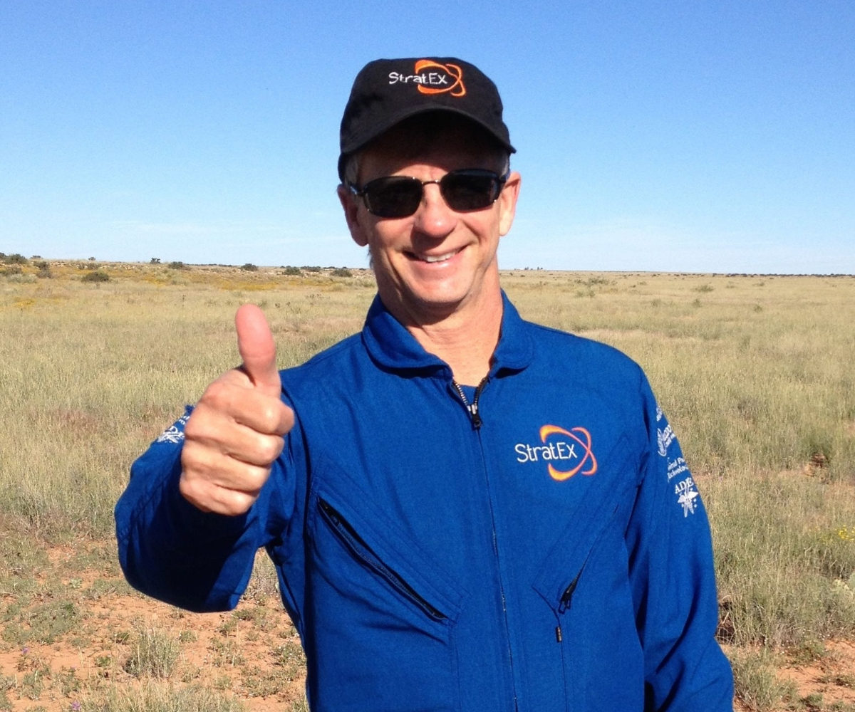 Alan Eustace in blue StratEx jumpsuit gives a thumbs up